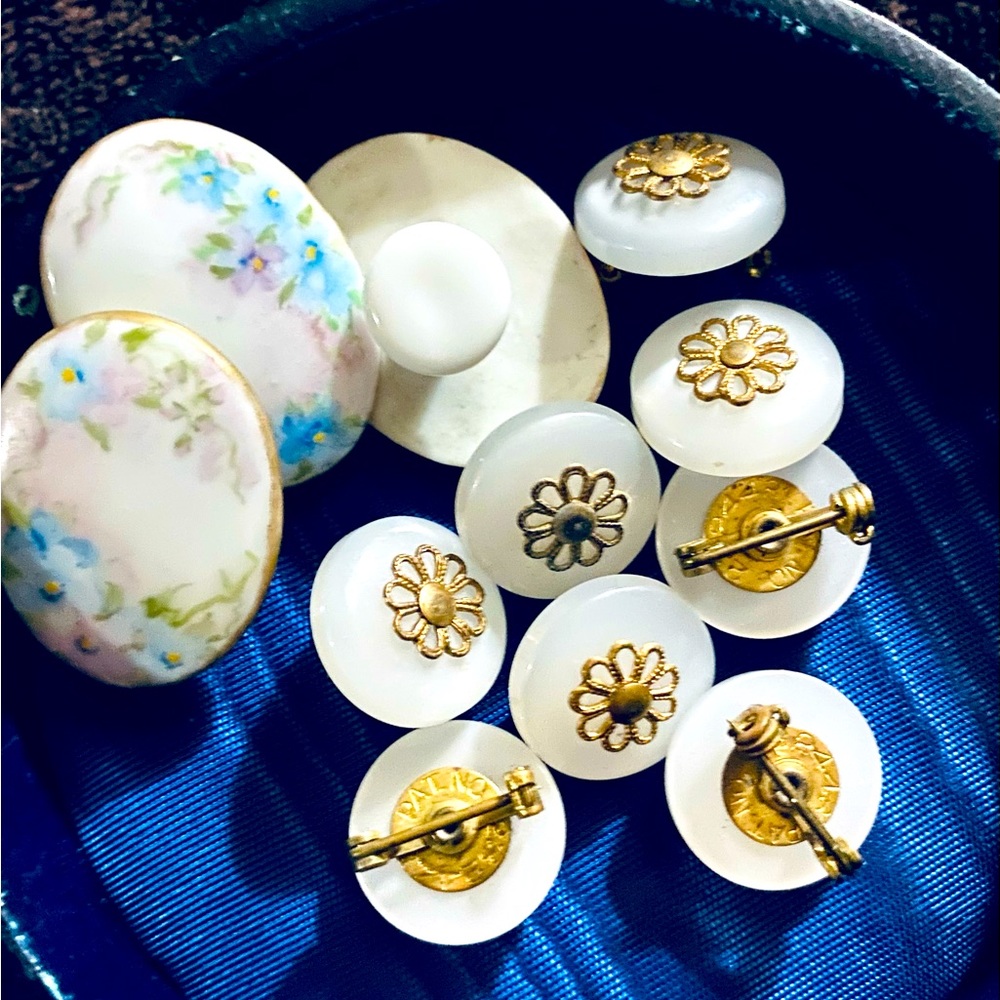 Vintage Assorted 1950’s Bakelite, Brass & Porcelain Buttons. (11 total)